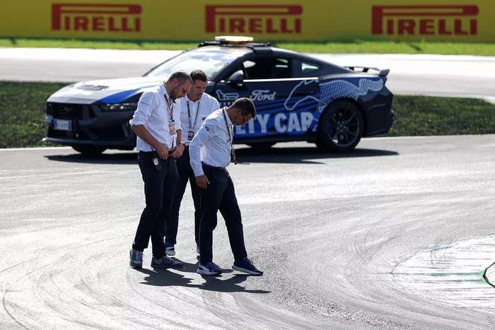مسؤولو الاتحاد الدولي للسيارات (FIA) يتفقدون سطح الحلبة