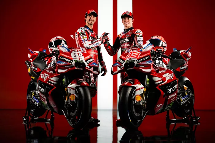 MotoGP DUCATI F.バニャイア&M.マルケス B2ポスター2枚セット ドゥカティ、創業100周年はレトロ調な新カラーリングに！ マルケス