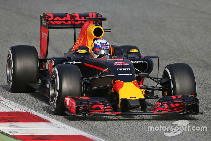 Daniel Ricciardo, Red Bull Racing RB12 at Barcelona February testing