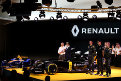 Frederic Vasseur, Renault F1 Team Racing Director, Carlos Ghosn, Chairman of Renault, Kevin Magnusse