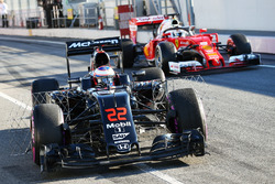 Jenson Button, McLaren MP4-31 unterwegs mit Sensoren am Auto und Sebastian Vettel, Ferrari SF16-H mi
