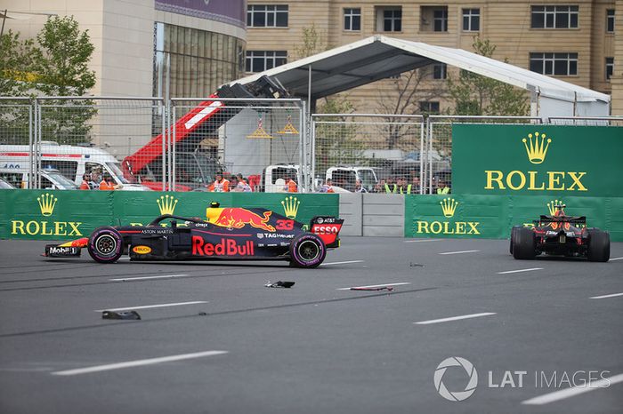 Los autos chocados de Max Verstappen, Red Bull Racing RB14 y Daniel Ricciardo, Red Bull Racing RB14