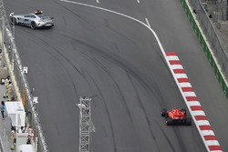 La voiture de sécurité devant Sebastian Vettel, Ferrari SF71H