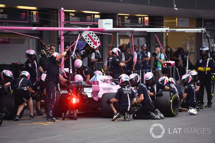 Sergio Perez, Force India VJM11 pit stop