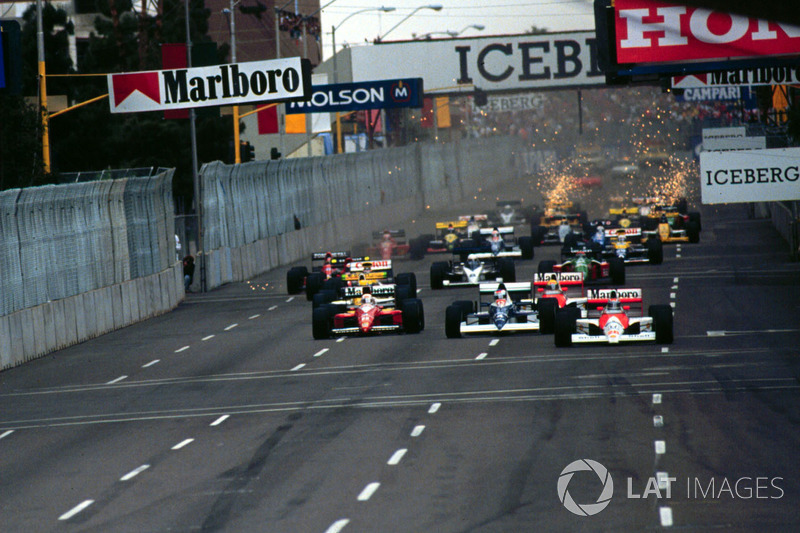 Gerhard Berger, Mclaren MP4/5B Honda leads Jean Alesi, Tyrrell 018 Ford at the start