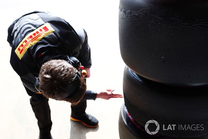 Llantas Pirelli y un técnico trabajando
