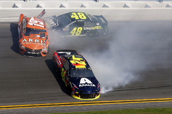 Crash: William Byron, Hendrick Motorsports, AXALTA Chevrolet Camaro, Daniel Suarez, Joe Gibbs Racing
