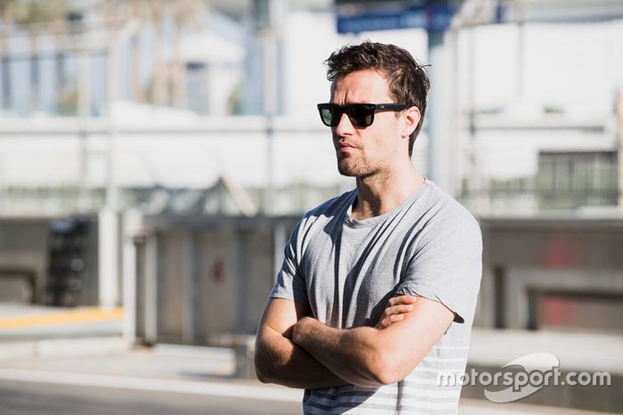 Jolyon Palmer observa a su hermano, Will Palmer, Arden International