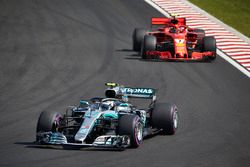 Valtteri Bottas, Mercedes AMG F1 W09, leads Kimi Raikkonen, Ferrari SF71H