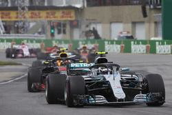 Валттери Боттас, Mercedes AMG F1 W09, и Макс Ферстаппен, Red Bull Racing RB14