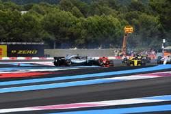 Sebastian Vettel, Ferrari SF71H llega a Valtteri Bottas, Mercedes-AMG F1 W09 al inicio de la carrera