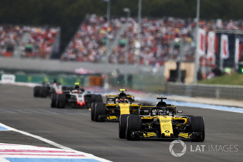 Nico Hulkenberg, Renault Sport F1 Team R.S. 18, precede Carlos Sainz Jr., Renault Sport F1 Team R.S. 18, e Kevin Magnussen, Haas F1 Team VF-18