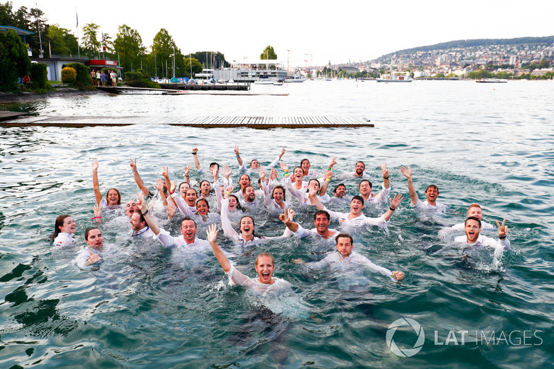 ABB Formula E Team jump into Lake Zurich