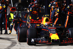 Max Verstappen, Red Bull Racing RB13, pit stop action