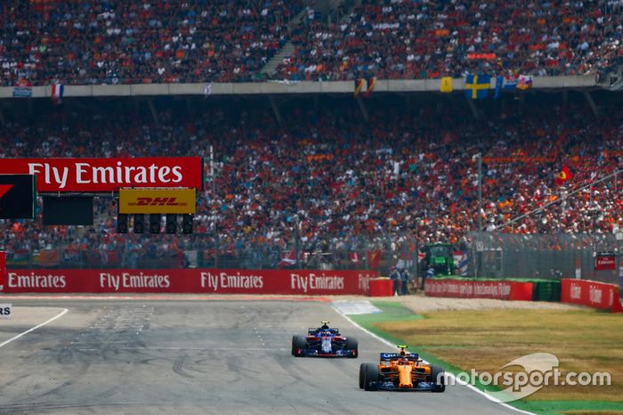 Stoffel Vandoorne, McLaren MCL33, Pierre Gasly, Toro Rosso STR13
