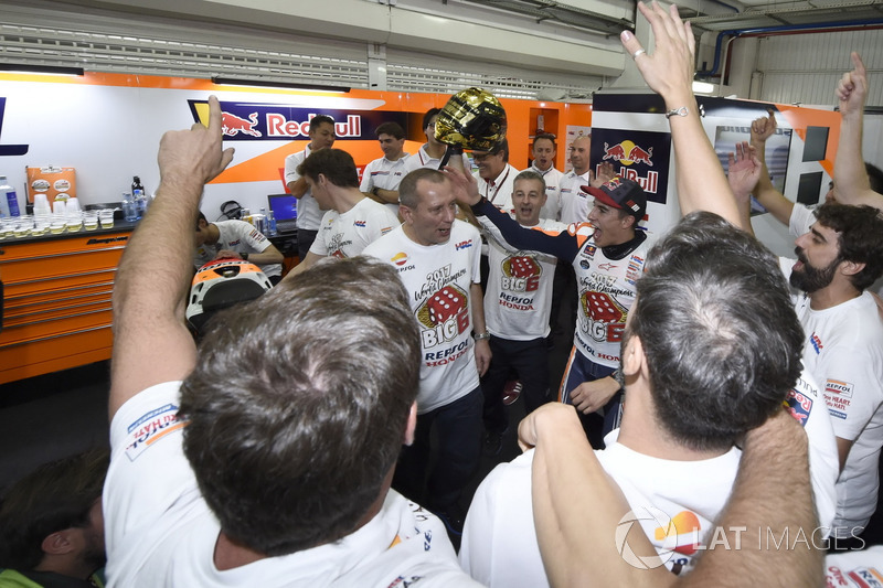 Le Champion du monde Marc Marquez, Repsol Honda Team, fête son titre avec son équipe