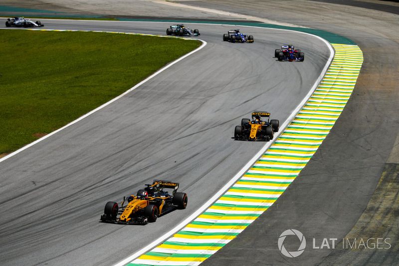 Nico Hulkenberg, Renault Sport F1 Team RS17, Carlos Sainz Jr., Renault Sport F1 Team RS17, Pierre Ga