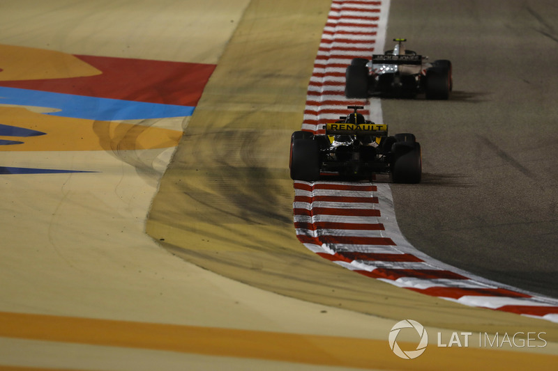 Kevin Magnussen, Haas F1 Team VF-18 Ferrari, Nico Hulkenberg, Renault Sport F1 Team R.S. 18