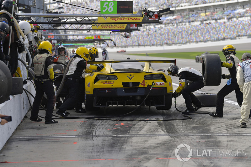 #4 Corvette Racing Chevrolet Corvette C7.R, GTLM: Oliver Gavin, Tommy Milner, Marcel Fassler pit sto