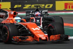 Fernando Alonso, McLaren MCL32 et Romain Grosjean, Haas F1 Team VF-17 en lutte