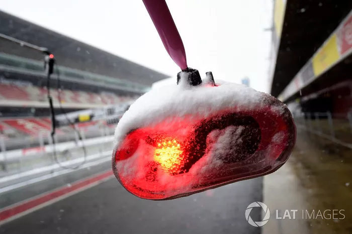 Lumière du stand Ferrari avec de la neige