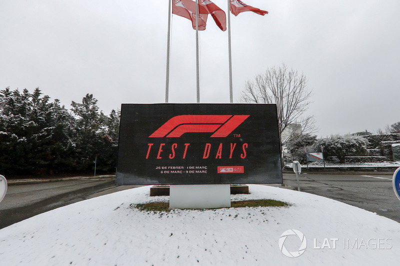 Entrada al Circuit de Barcelona cubierta de nieve