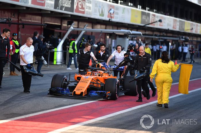 Stoffel Vandoorne, McLaren MCL33 empujado en el pit lane