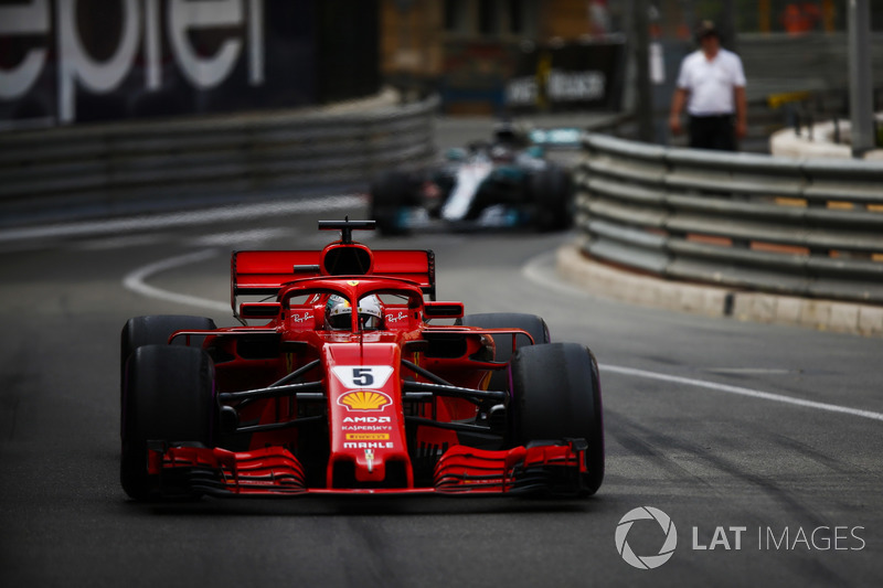 Sebastian Vettel, Ferrari SF71H, precede Lewis Hamilton, Mercedes AMG F1 W09