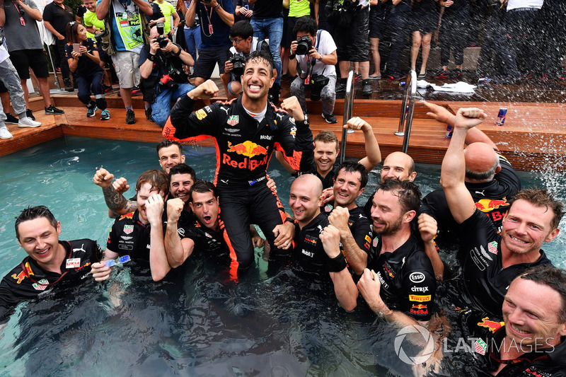 Il vincitore della gara Daniel Ricciardo, Red Bull Racing festeggia con il team nella piscina della Red Bull Energy Station
