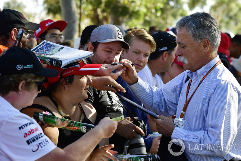 Chase Carey, consejero delegado y presidente ejecutivo del Grupo de Fórmula Uno firma autógrafos para los fanáticos