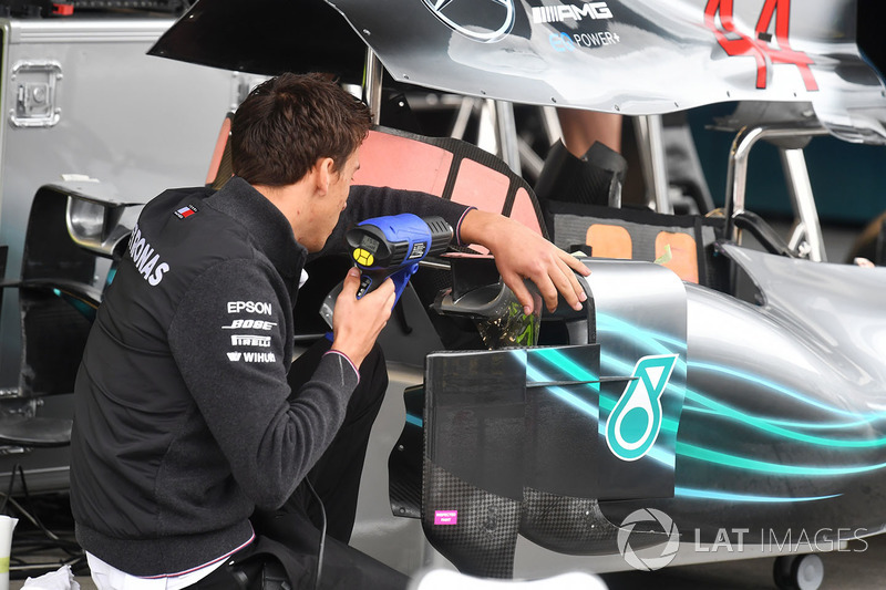 Un mecánico de Mercedes AMG F1 trabaja en el Mercedes-AMG F1 W09