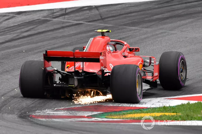 Kimi Raikkonen, Ferrari SF71H fait des étincelles