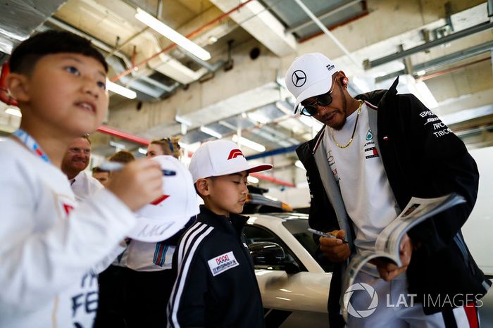 Lewis Hamilton, Mercedes AMG F1,con fans
