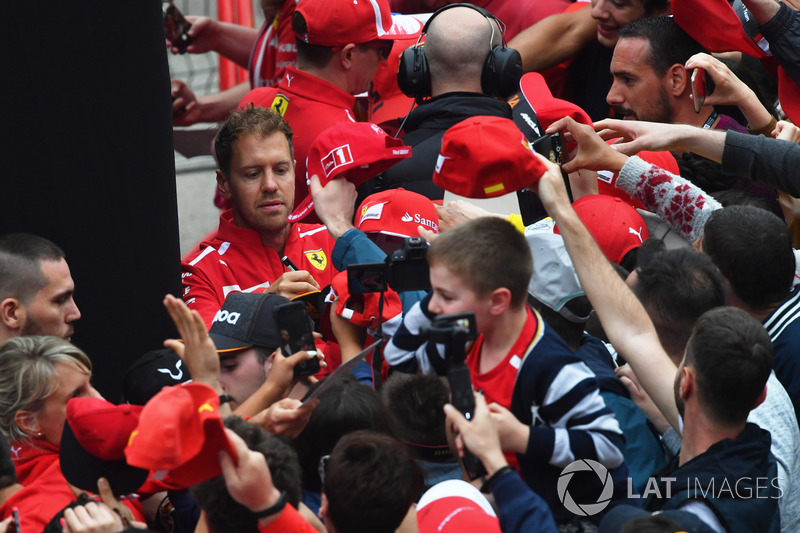 Sebastian Vettel, Ferrari firma autógrafos para los fanáticos