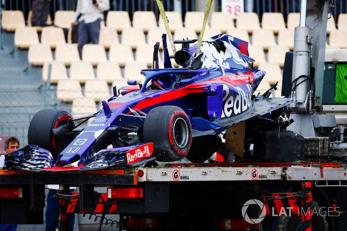 The remains of the Brendon Hartley, Toro Rosso STR13, is lowered onto a truck after a heavy accident in FP3