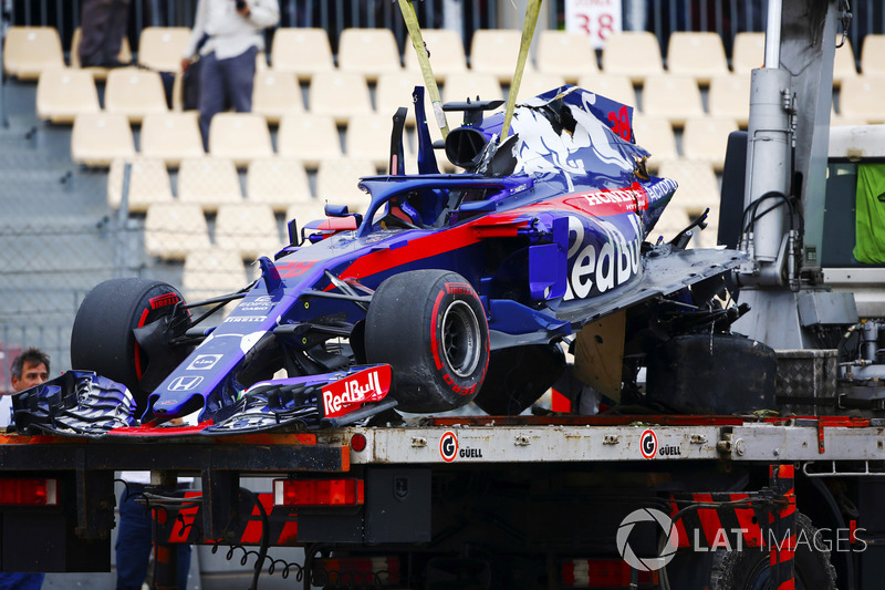 Los restos del coche de Brendon Hartley, Toro Rosso STR13, en una grúa después de un accidente pesado en FP3