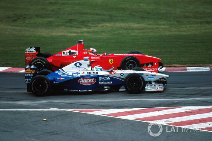 Michael Schumacher, Ferrari F300 y Esteban Tuero, Minardi Ford M198