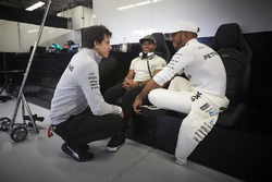Toto Wolff, Executive Director Mercedes AMG F1, Nick Hamilton, Lewis Hamilton, Mercedes AMG F1