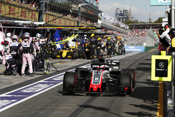 Romain Grosjean, Haas F1 Team VF-18 Ferrari, Nico Hulkenberg, Renault Sport F1 Team R.S. 18