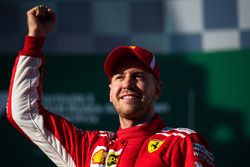 Podio: ganador de la carrera Sebastian Vettel, Ferrari