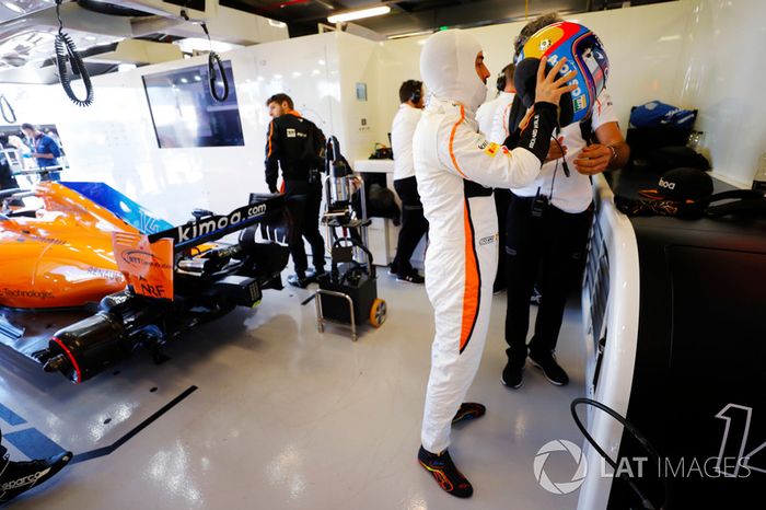 Fernando Alonso, McLaren, se pone su casco en el garaje del equipo