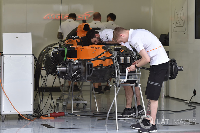 McLaren MCL33 di garasi