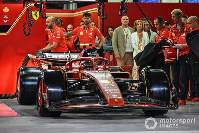 Carlos Sainz, Ferrari SF-24 sale del garaje 
