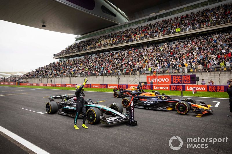 Lewis Hamilton, Mercedes-AMG F1 Team, 2° posizione, saluta i tifosi dal Parco delle Ferme 