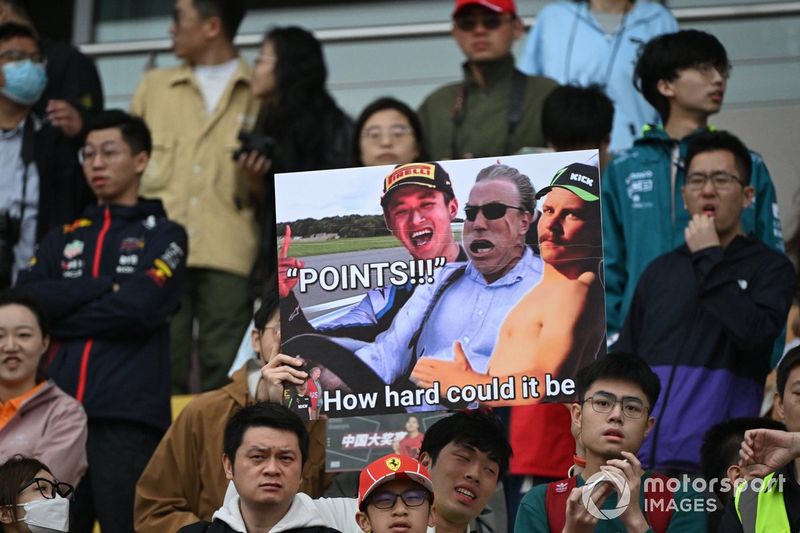 Sostegno della folla per Zhou Guanyu, Stake F1 Team Kick Sauber, Valtteri Bottas, Stake F1 Team Kick Sauber