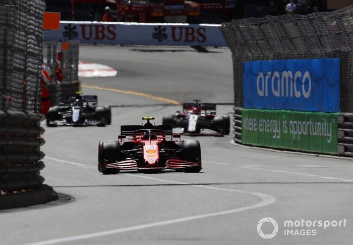 Carlos Sainz Jr., Ferrari SF21, Kimi Raikkonen, Alfa Romeo Racing C41, Pierre Gasly, AlphaTauri AT02