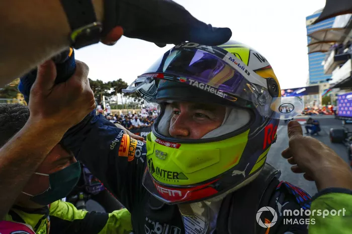 Ganador Sergio Pérez, Red Bull Racing, celebra en Parc Ferme