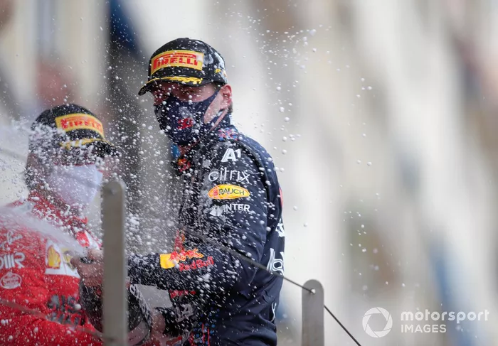 Podio: segundo lugar Carlos Sainz Jr., Ferrari, ganador Max Verstappen, Red Bull Racing