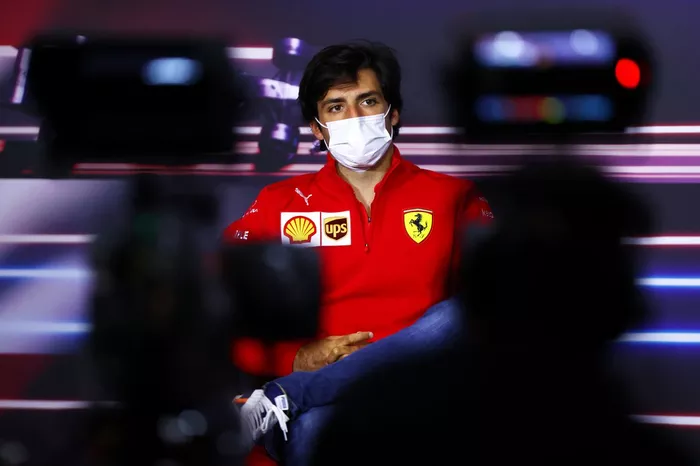 Carlos Sainz Jr., Ferrari durante la conferencia de prensa