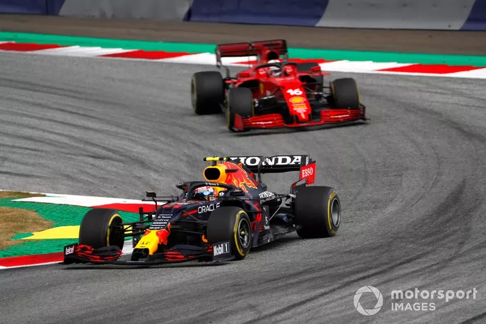 Sergio Pérez, Red Bull Racing RB16B, Charles Leclerc, Ferrari SF21